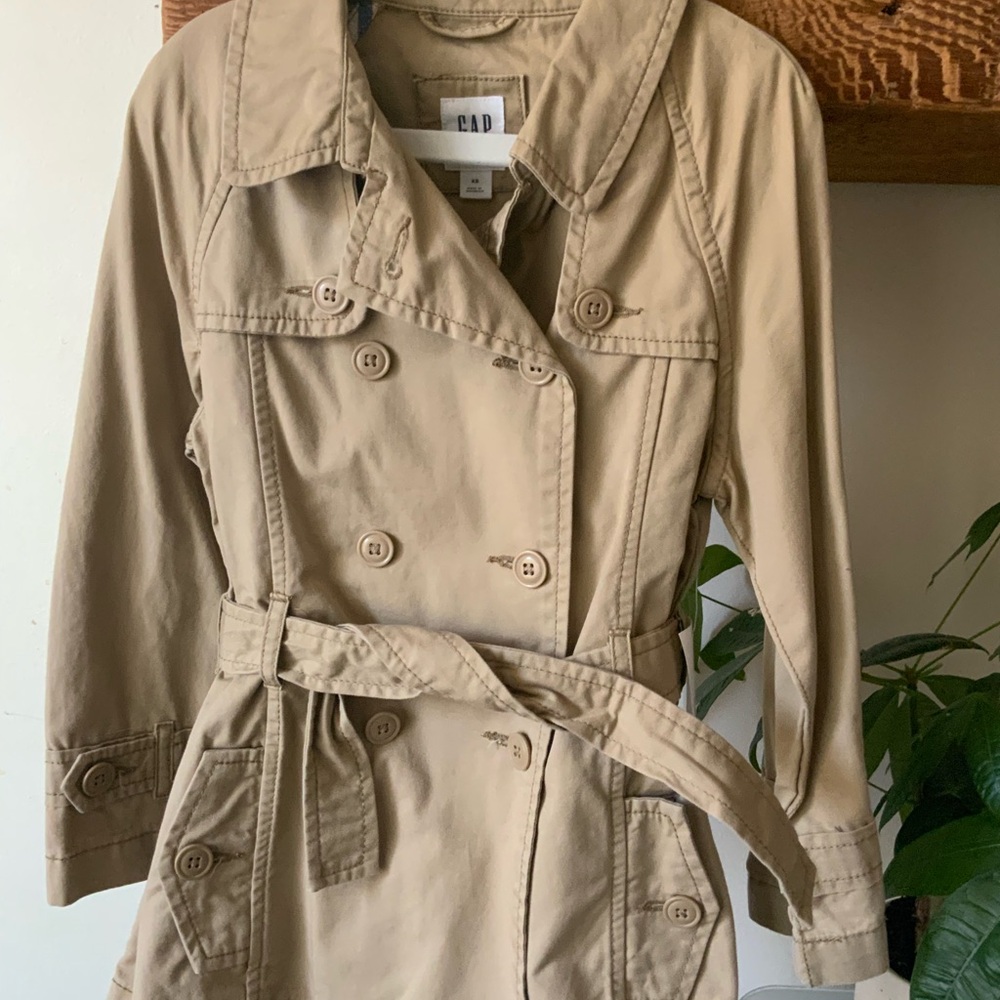 NWT Gap Kids Khaki trench Coat in size 4t-5t